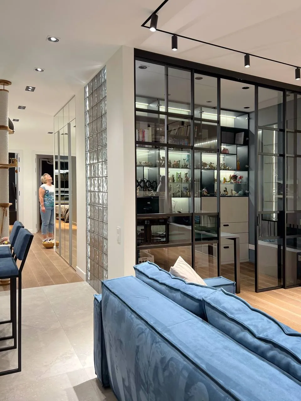 Кабинет, отгороженный межкомнатными перегородками от Gintereo. Купить и заказать раздвижную лофт перегородку в Москве, СПБ