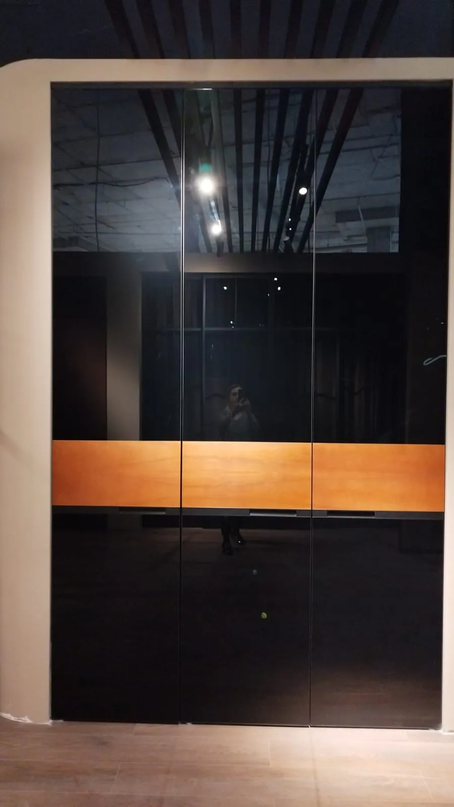 Глянцевые беспрофильные двери для встроенного шкафа-купе серии GLOSS от Gintereo. Купить двери для шкафа из шпона и стекла