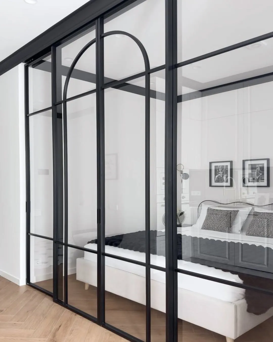 Раздвижная стеклянная межкомнатная перегородка SLIDE-01 в стиле лофт от Gintereo. Заказать и купить перегородку из стекла в Москве, СПБ 