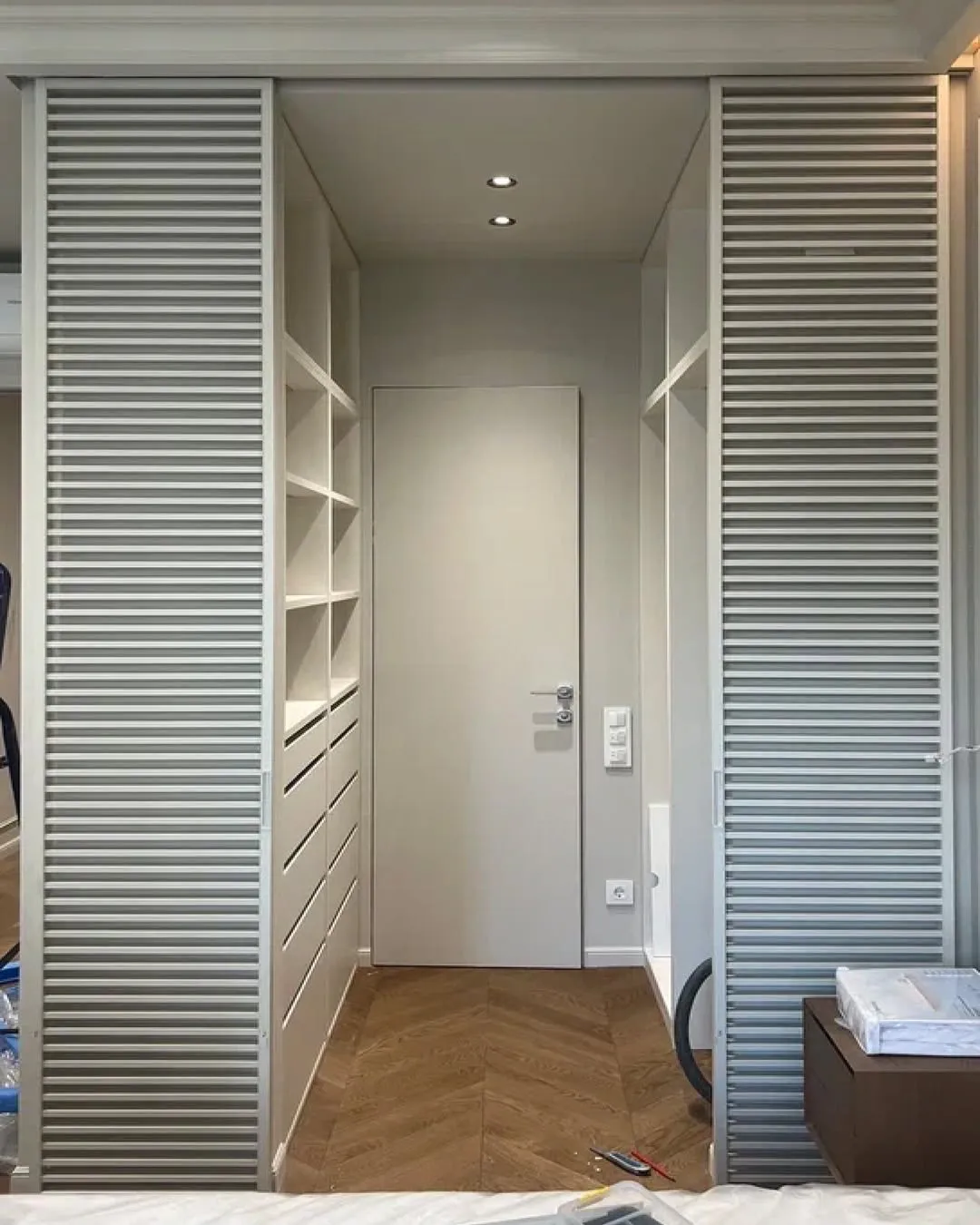 Раздвижная стеклянная межкомнатная перегородка SLIDE-01 в стиле лофт от Gintereo. Заказать и купить перегородку из стекла в Москве, СПБ 