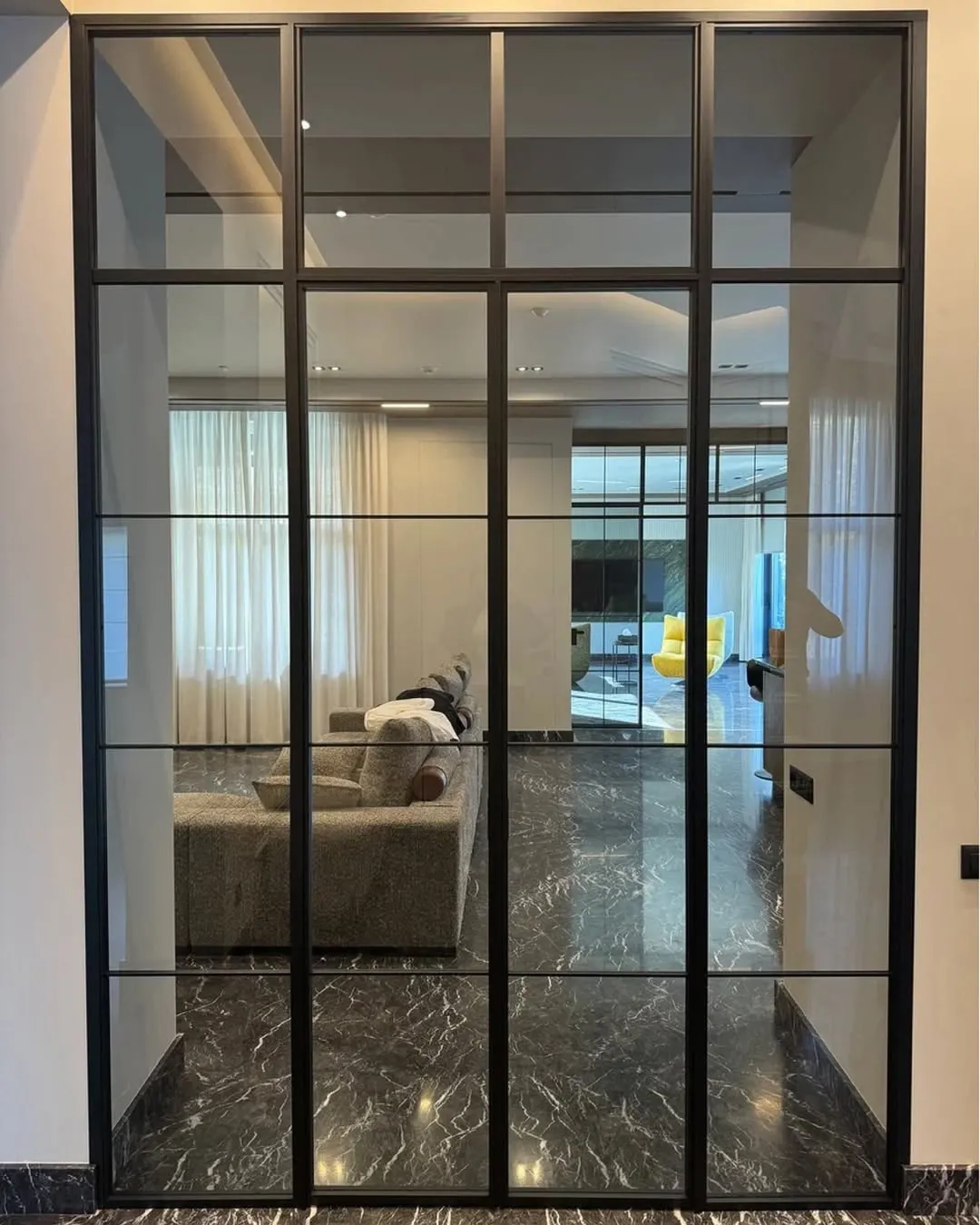 Раздвижная стеклянная межкомнатная перегородка SLIDE-01 в стиле лофт от Gintereo. Заказать и купить перегородку из стекла в Москве, СПБ 