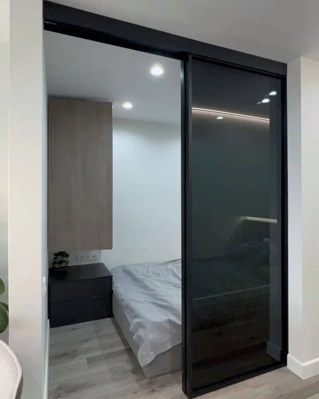 Раздвижная стеклянная межкомнатная перегородка SLIDE-01 в стиле лофт от Gintereo. Заказать и купить перегородку из стекла в Москве, СПБ 