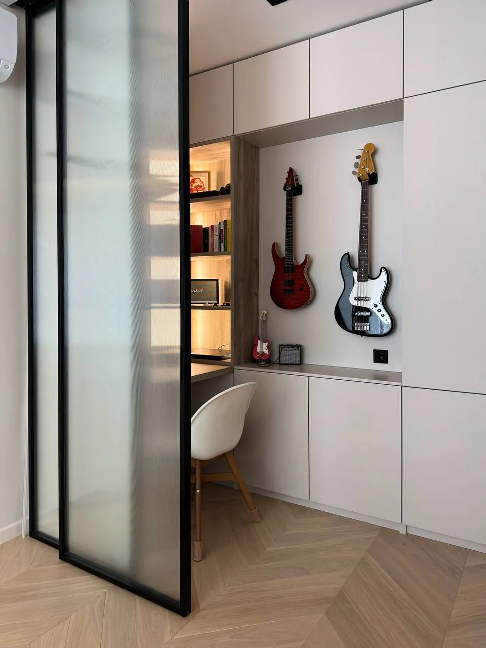 Раздвижная межкомнатная перегородка с черным профилем для зонирования кабинета. Заказать, купить стеклянную перегородку 