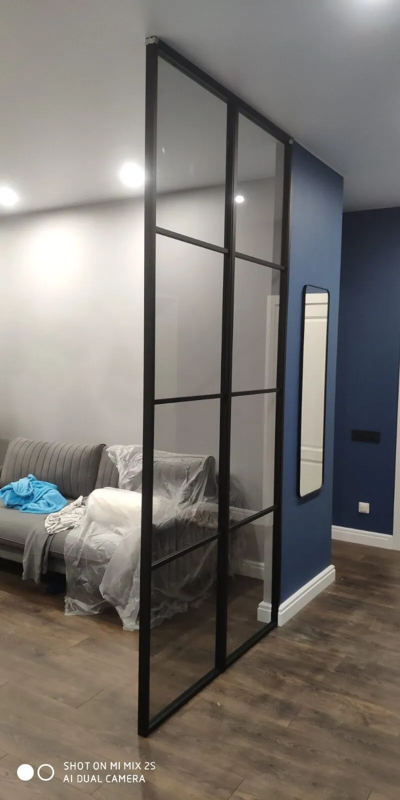 Стационарная стеклянная перегородка Gintereo для зонирования. Купить межкомнатную перегородку из стекла и алюминия под заказ