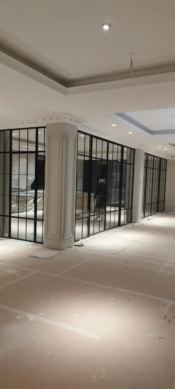 Переговорная, отделенная с помощью статичных стеклянных межкомнатных перегородок Gintereo в стиле лофт. Сделано под заказ. 