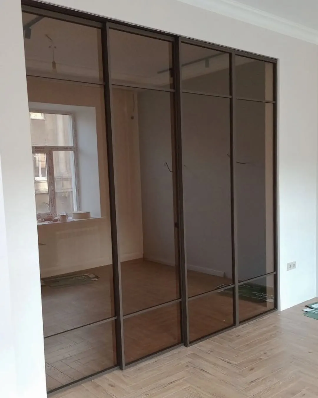 Раздвижная стеклянная межкомнатная перегородка SLIDE-01 в стиле лофт от Gintereo. Заказать и купить перегородку из стекла в Москве, СПБ 