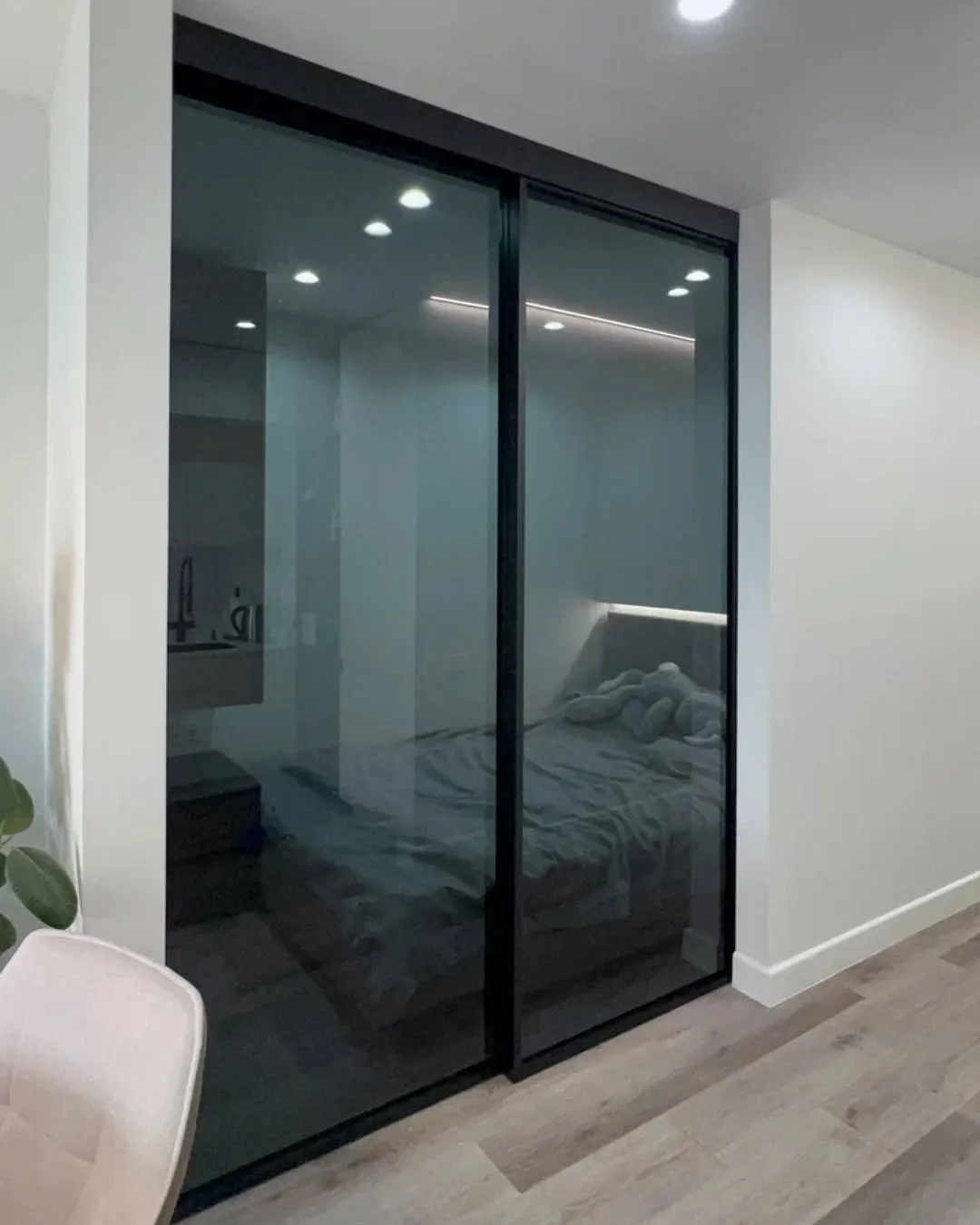 Раздвижная стеклянная межкомнатная перегородка SLIDE-01 в стиле лофт от Gintereo. Заказать и купить перегородку из стекла в Москве, СПБ 