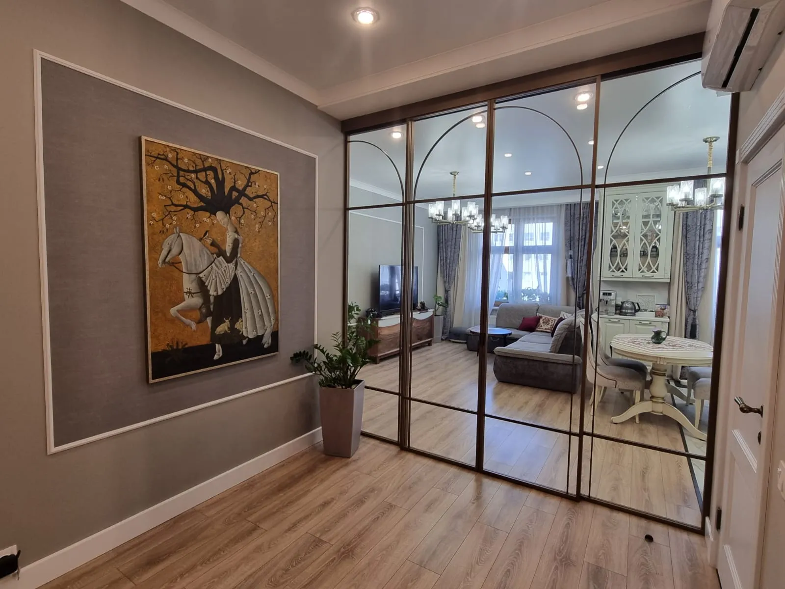 Статичные стеклянные прозрачные перегородки Gintereo в интерьере современной гостиной. Купить под заказ в Москве, СПБ