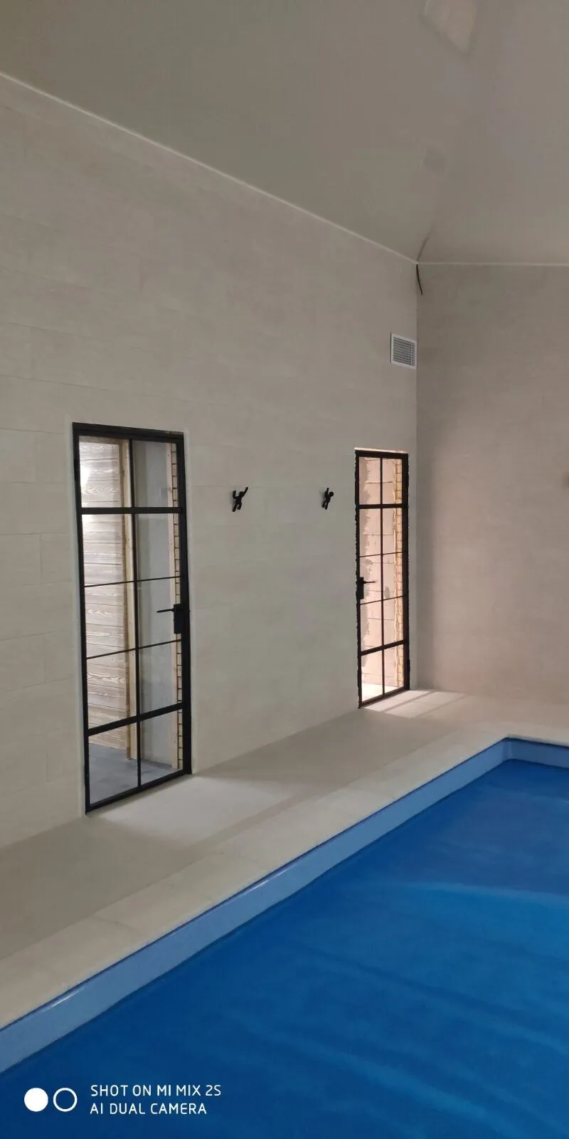 Стеклянные прозрачные двери из алюминия от Gintereo. Купить межкомнатные двери из стекла под заказ в Москве, СПБ