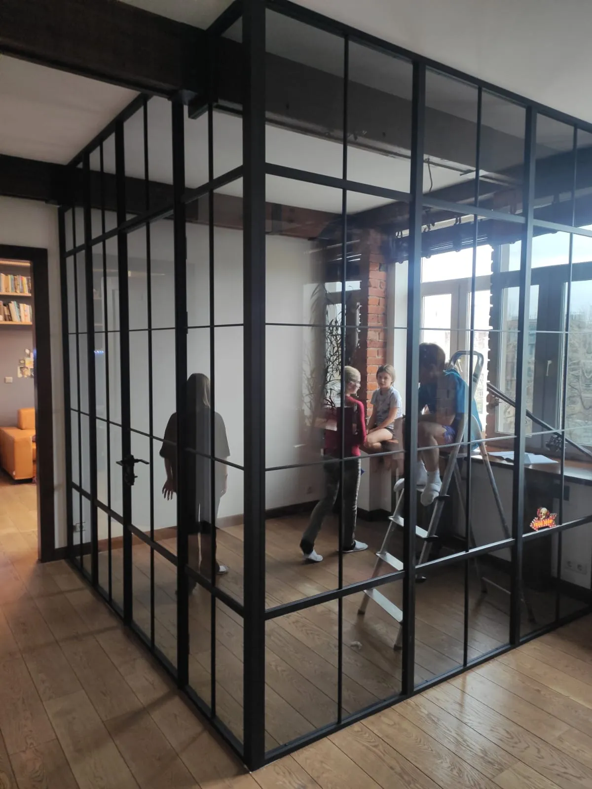 Кабинет, отделенный с помощью стационарных и распашных межкомнатных перегородок для зонирования из алюминия. Купить под заказ