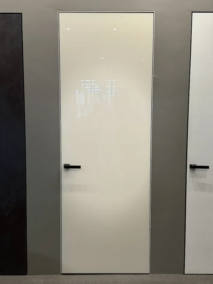 Белая глянцевая скрытая дверь в стиле лофт от Gintereo. Заказать и купить дверь скрытого монтажа в Москве, СПБ