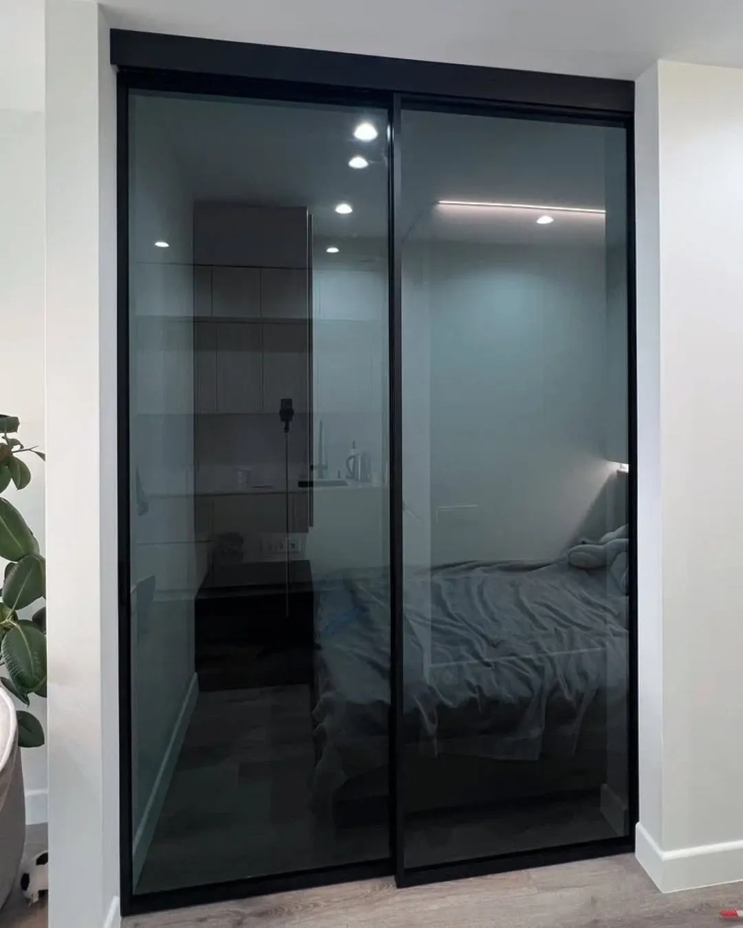 Раздвижная стеклянная межкомнатная перегородка SLIDE-01 в стиле лофт от Gintereo. Заказать и купить перегородку из стекла в Москве, СПБ 