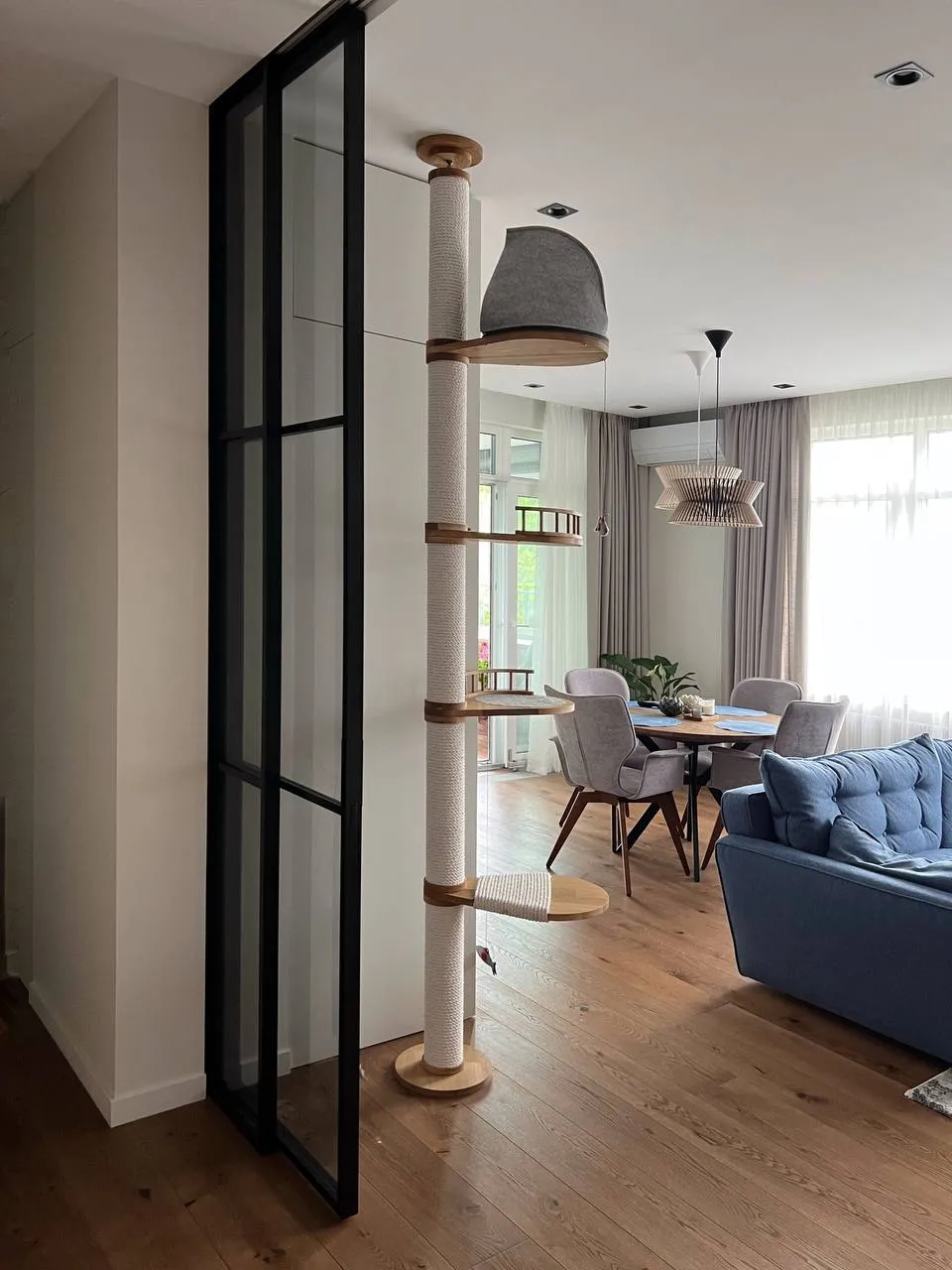 Раздвижная лофт перегородка из стекла Gintereo в интерьере комнаты. Купить, заказать межкомнатные перегородки для зонирования