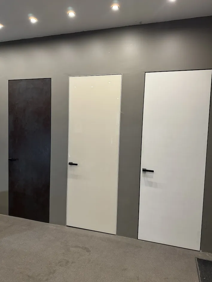 Примеры скрытых дверей (коричневого, белого и бежевого цвета) серий MATTE, GLOSS, WOOD Gintereo. Купить инвизибл двери в МСК