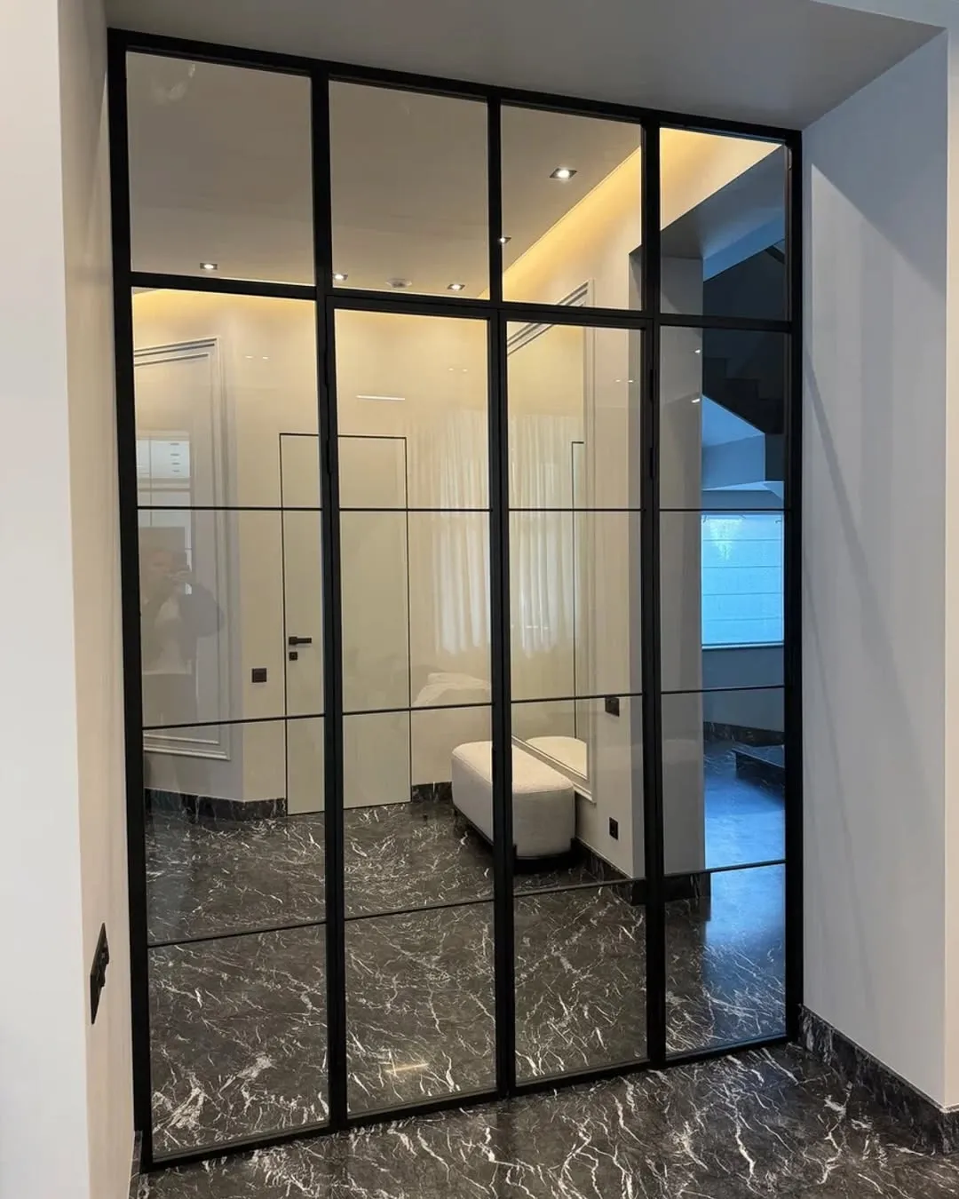 Раздвижная стеклянная межкомнатная перегородка SLIDE-01 в стиле лофт от Gintereo. Заказать и купить перегородку из стекла в Москве, СПБ 