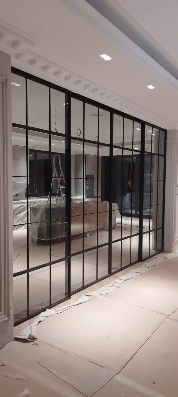 Раздвижная стеклянная межкомнатная перегородка Gintereo. Заказать и купить перегородки из стекла и алюминия в Москве, СПБ