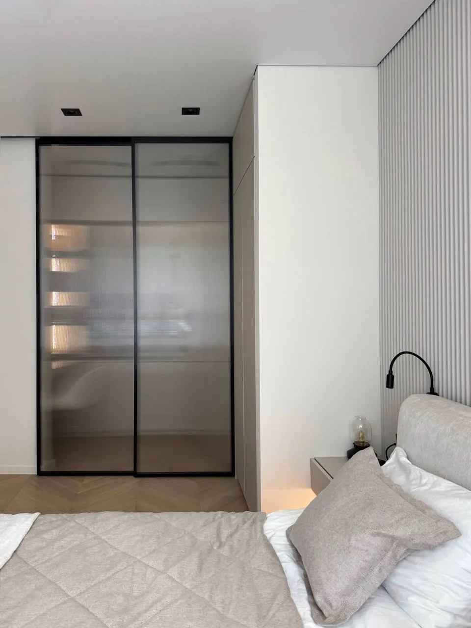 Раздвижная межкомнатная перегородка из стекла Gintereo. Купить стеклянную реечную перегородку под заказ в Москве, СПБ