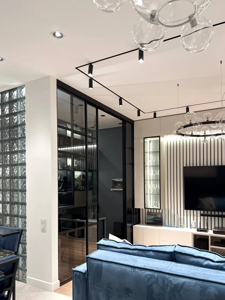 Кабинет, отделенный с помощью раздвижной межкомнатной перегородки из стекла в стиле лофт от Gintereo