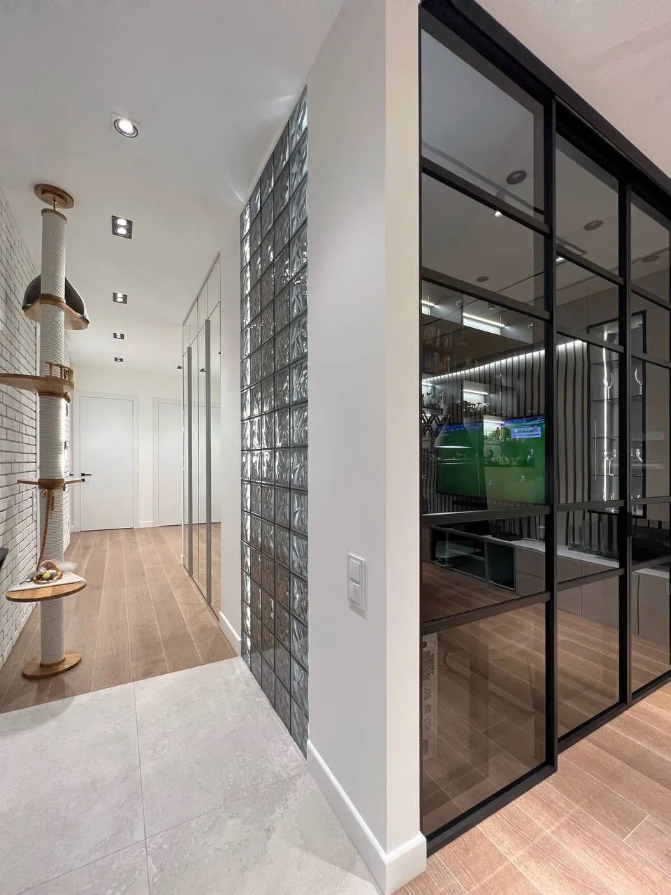 Раздвижная стеклянная межкомнатная перегородка черного цвета в стиле лофт от Gintereo. Заказать и купить в Москве, СПБ