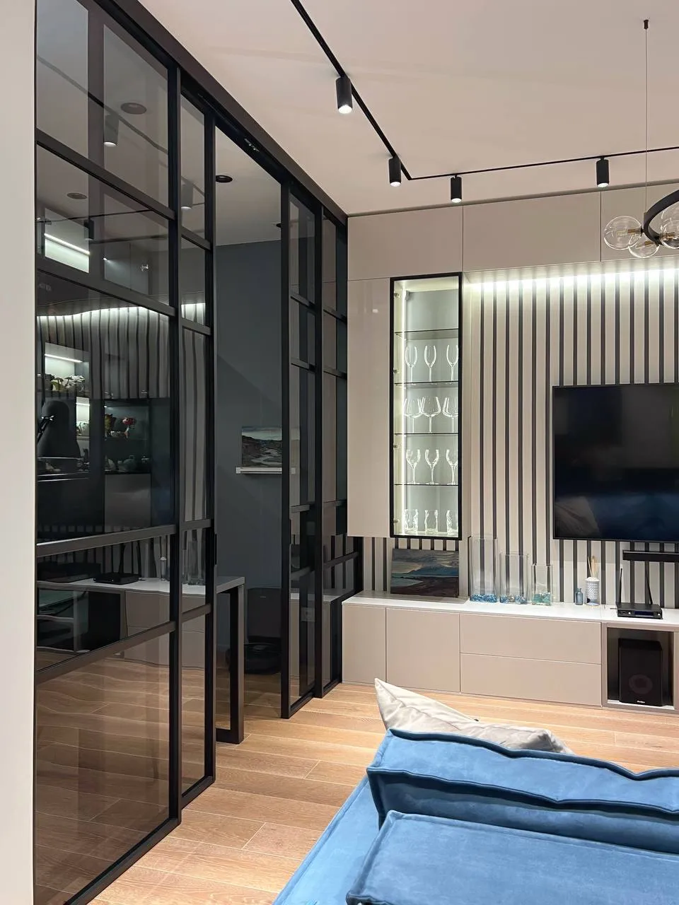 Раздвижная перегородка из стекла Gintereo в интерьере. Купить, заказать межкомнатные перегородки для зонирования гостиной