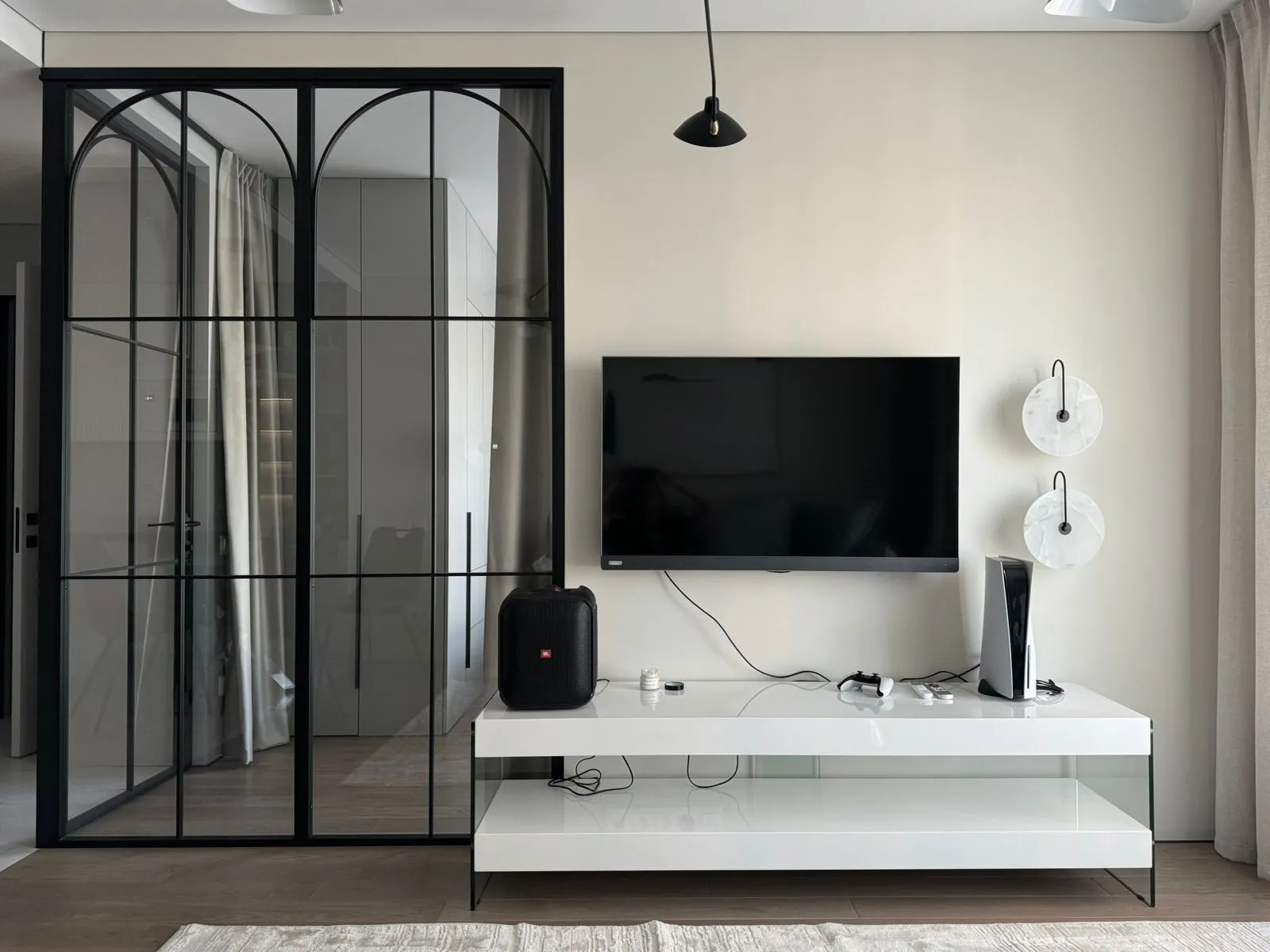 Радиусные импосты в угловой статичной лофт перегородке Gintereo. Заказать, купить стеклянную межкомнатную перегородку