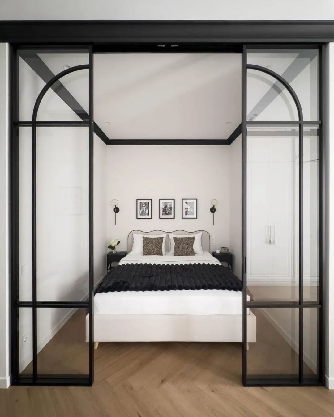 Раздвижная стеклянная межкомнатная перегородка SLIDE-01 в стиле лофт от Gintereo. Заказать и купить перегородку из стекла в Москве, СПБ 