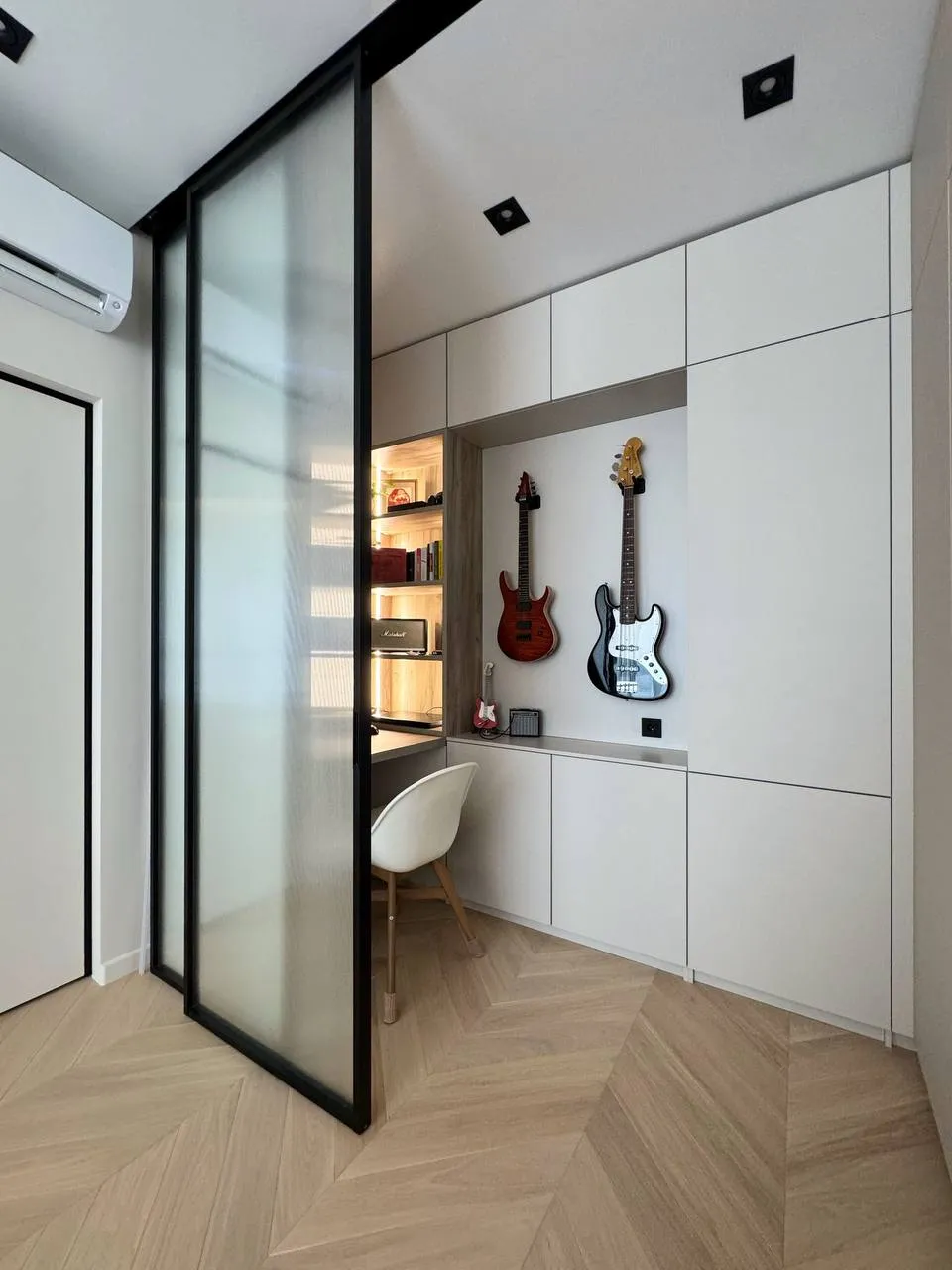 Проект кабинета, отделенного межкомнатными перегородками из рифленого стекла. Заказать стеклянные перегородки Gintereo