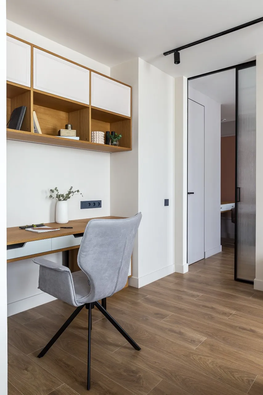 Инвизибл дверь скрытого монтажа под покраску и стеклянная дверь в интерьере квартиры. Купить скрытые двери в Москве, СПБ