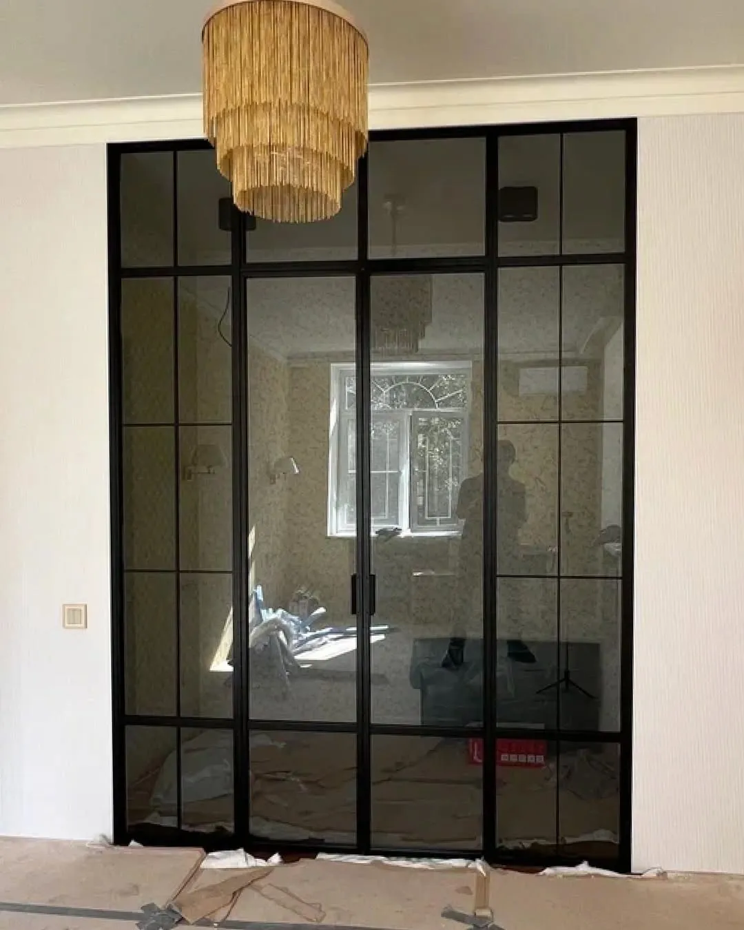 Раздвижная стеклянная межкомнатная перегородка SLIDE-01 в стиле лофт от Gintereo. Заказать и купить перегородку из стекла в Москве, СПБ 