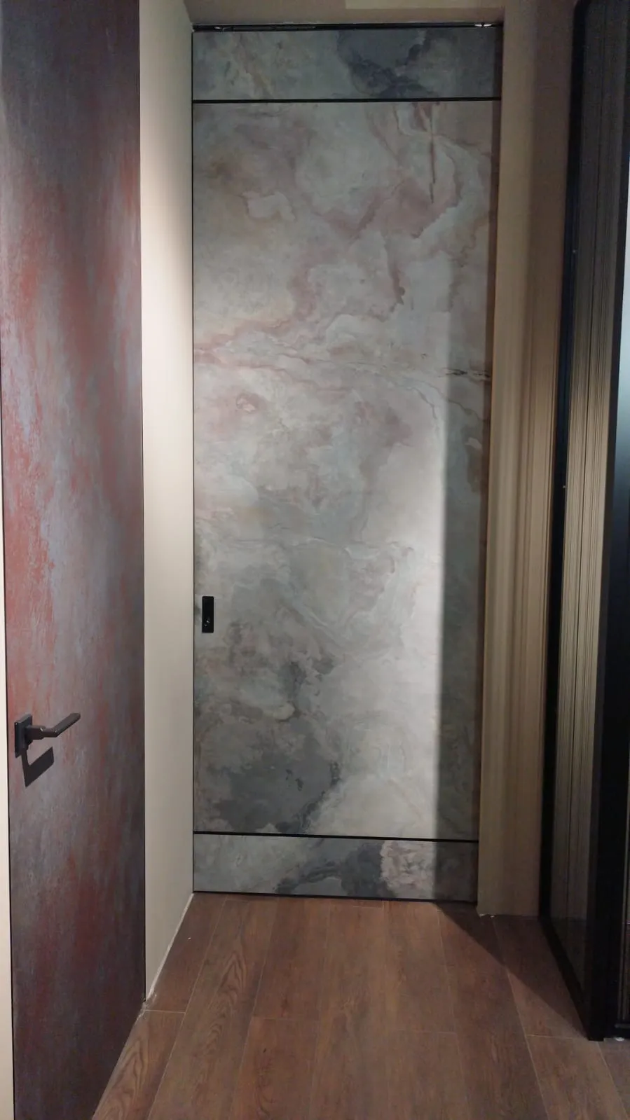 Скрытая межкомнатная дверь под покраску от Gintereo в интерьере. Заказать и купить инвизибл дверь скрытого монтажа в Москве