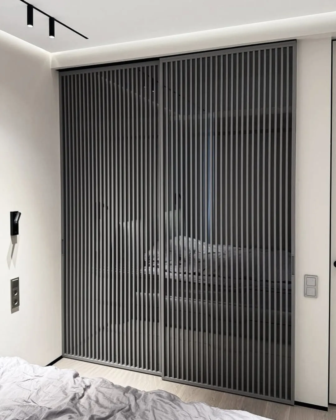 Раздвижная стеклянная межкомнатная перегородка SLIDE-01 в стиле лофт от Gintereo. Заказать и купить перегородку из стекла в Москве, СПБ 