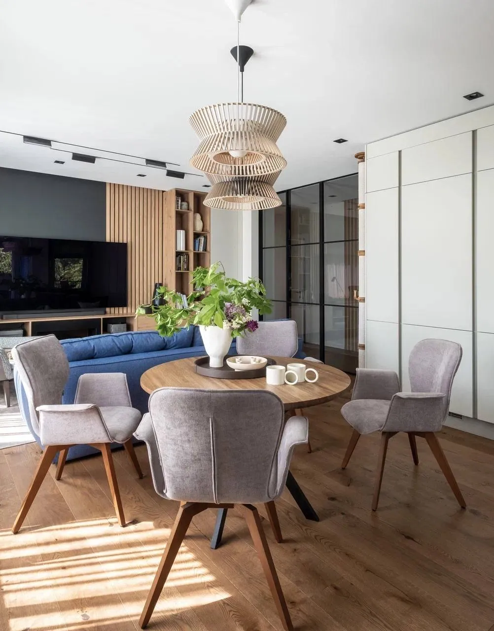 Стильная кухня-гостиная, отделенная от коридора раздвижной стеклянной межкомнатной перегородкой. Можно заказать у Gintereo