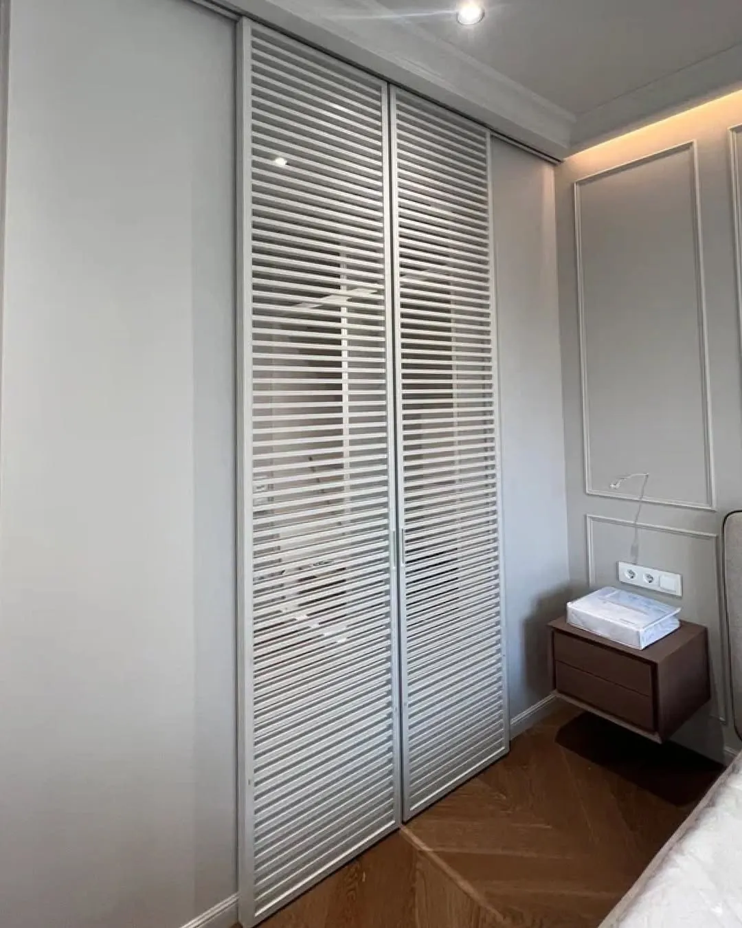 Раздвижная стеклянная межкомнатная перегородка SLIDE-01 в стиле лофт от Gintereo. Заказать и купить перегородку из стекла в Москве, СПБ 