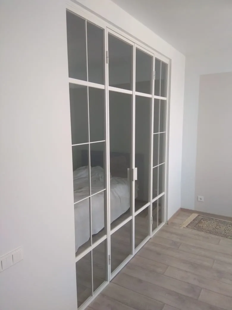 Распашная стеклянная межкомнатная перегородка белого цвета в стиле лофт от Gintereo. Заказать и купить в Москве, СПБ 