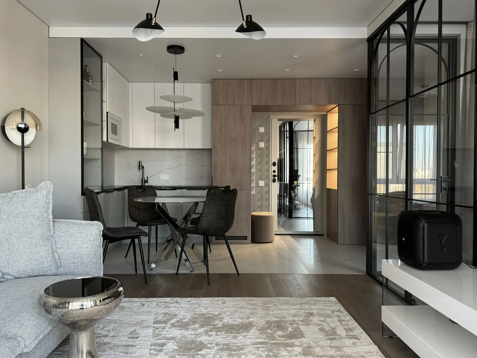 Статичные стеклянные перегородки Gintereo в кухне-гостиной. Заказать и купить межкомнатные перегородки из алюминия в Москве