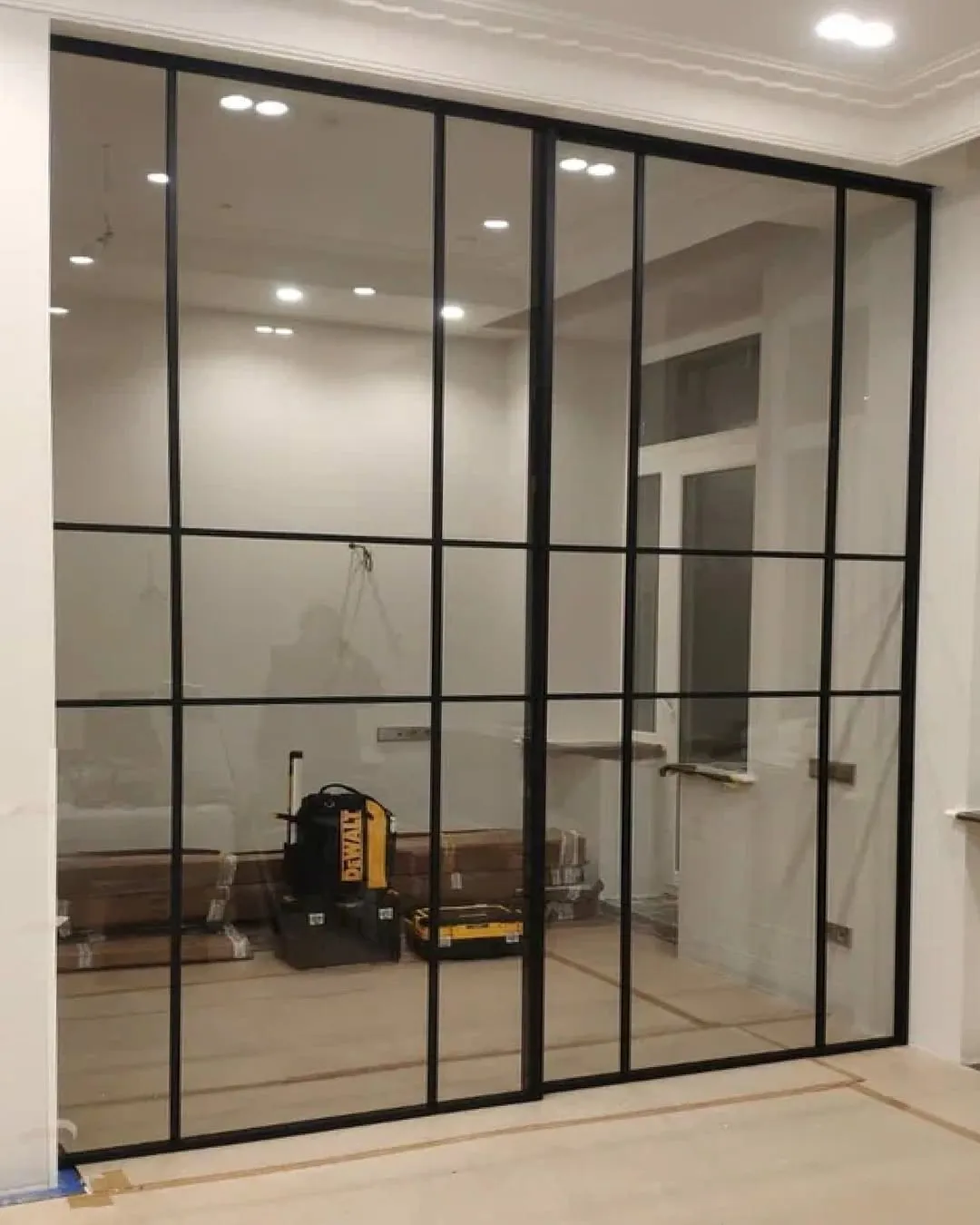 Раздвижная стеклянная межкомнатная перегородка SLIDE-01 в стиле лофт от Gintereo. Заказать и купить перегородку из стекла в Москве, СПБ 