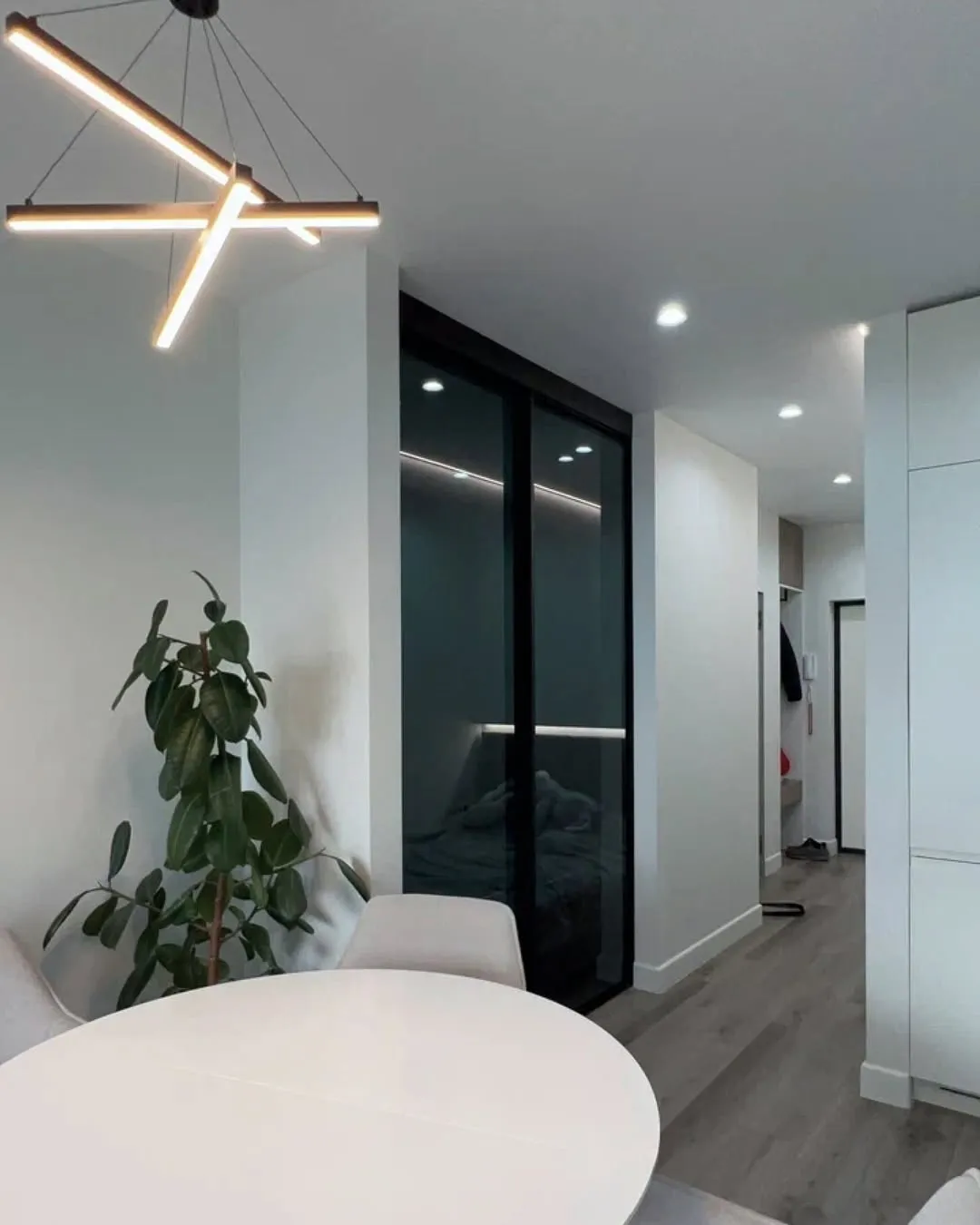 Раздвижная стеклянная межкомнатная перегородка SLIDE-01 в стиле лофт от Gintereo. Заказать и купить перегородку из стекла в Москве, СПБ 