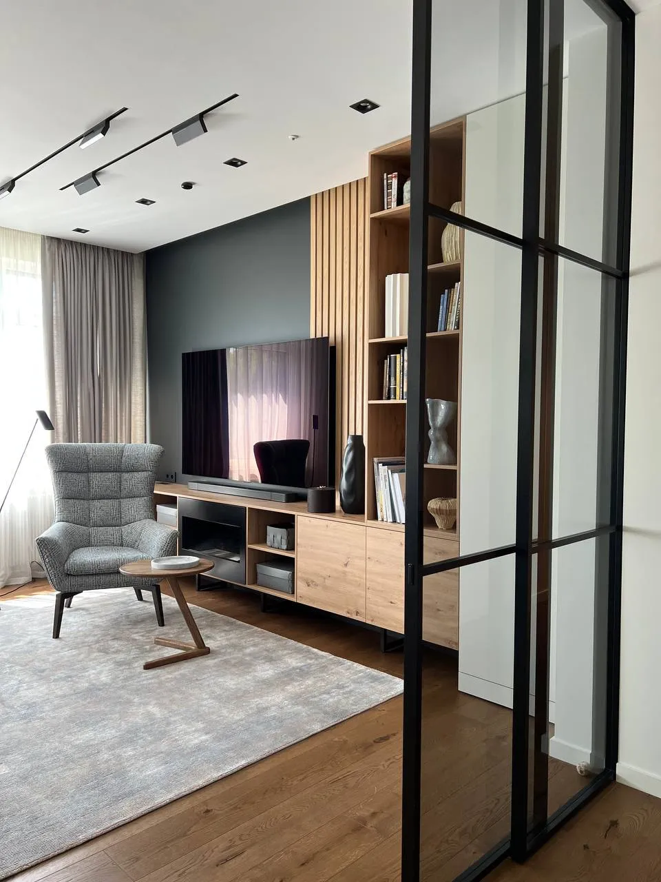 Межкомнатная раздвижная стеклянная перегородка черного цвета от Gintereo. Заказать и купить перегородку из стекла в Москве