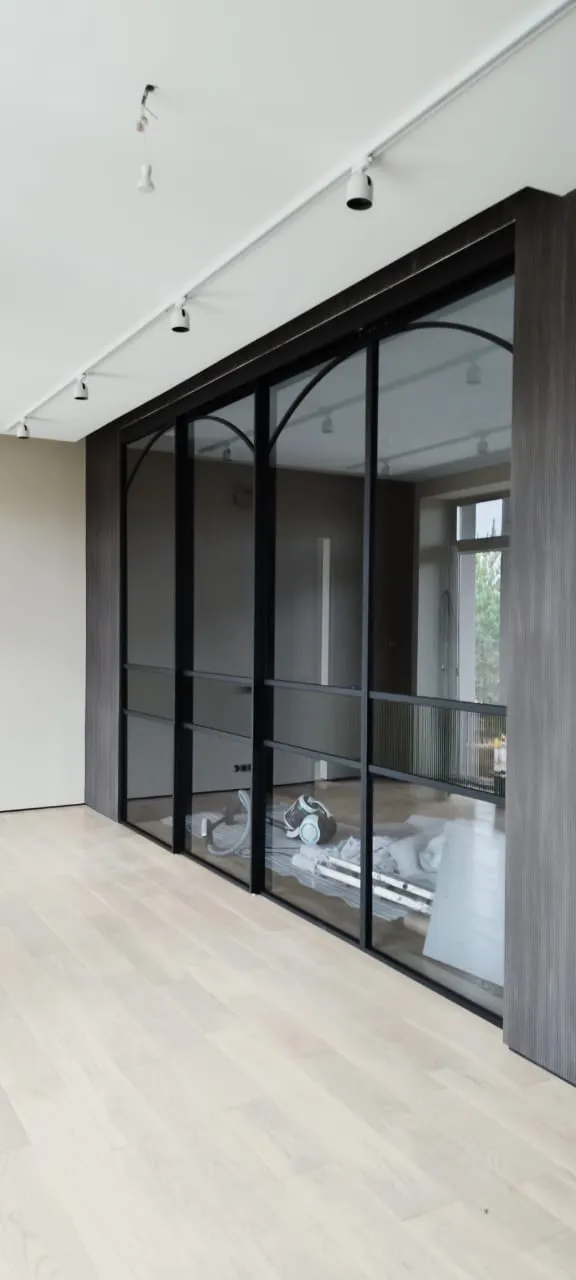 Широкая раздвижная межкомнатная перегородка с прозрачным декоративным стеклом. Заказать, купить стеклянную перегородку в МСК