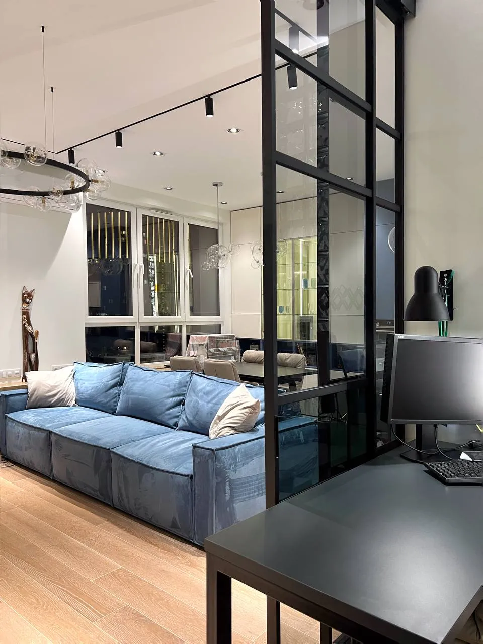 Статичная черная межкомнатная перегородка в стиле лофт от Gintereo. Заказать и купить алюминиевую перегородку в Москве, СПБ