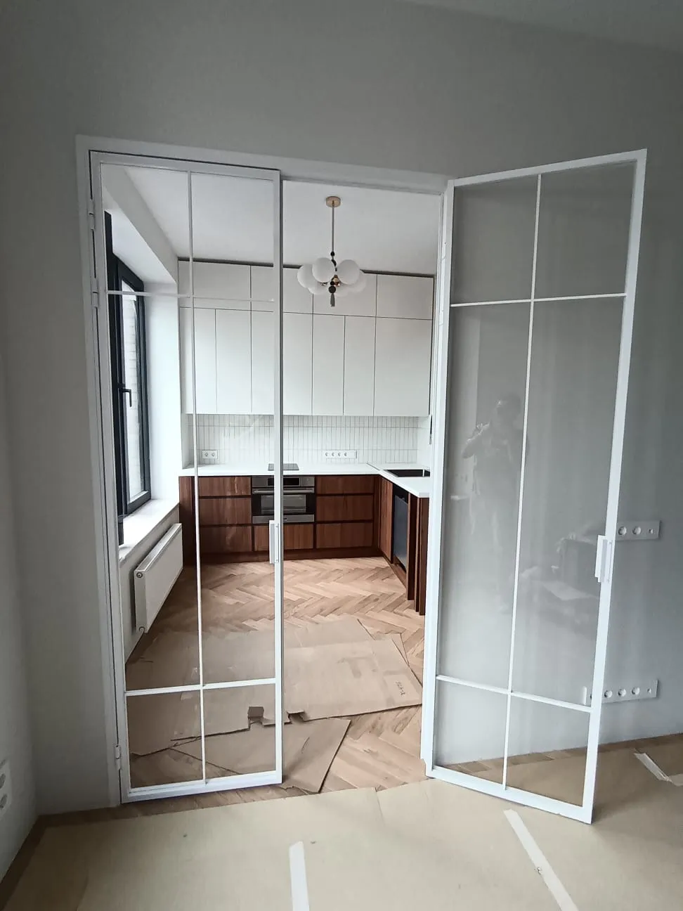 Распашная перегородка из стекла для зонирования кухни Gintereo. Купить стеклянную межкомнатную перегородку на заказ