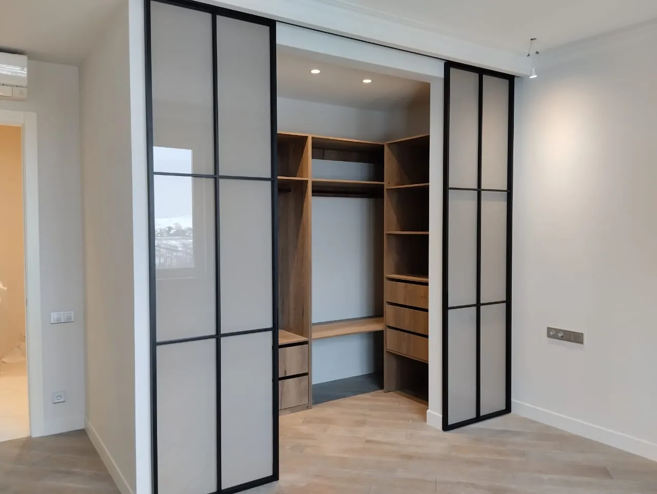 Раздвижные стеклянные матовые перегородки Gintereo для зонирования гардеробной (шкафа) - купить под заказ в Москве, СПБ