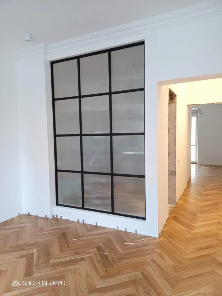 Матовая стеклянная статичная перегородка в помещении. Купить межкомнатную стеклянную перегородку на заказ в Москве, СПБ