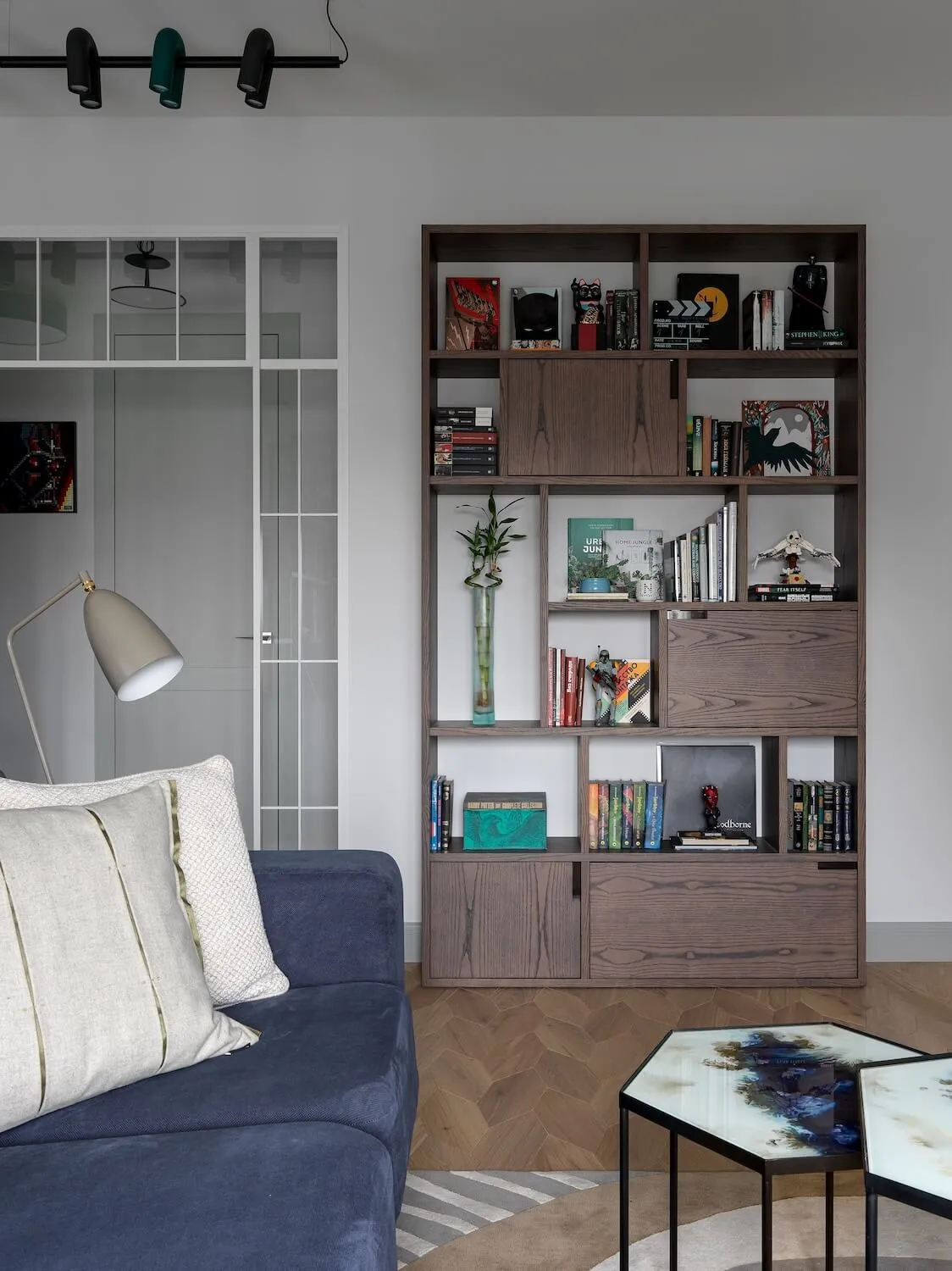 Статичная межкомнатная перегородка с белым профилем зонирует гостиную от коридора. Заказать, купить стеклянную перегородку 