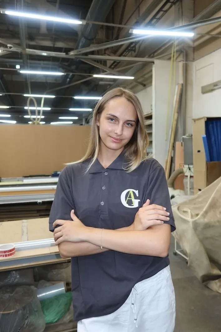 Фотопортрет сотрудницы Gintereo на производстве межкомнатных алюминиевых перегородок для зонирования из стекла в Москве