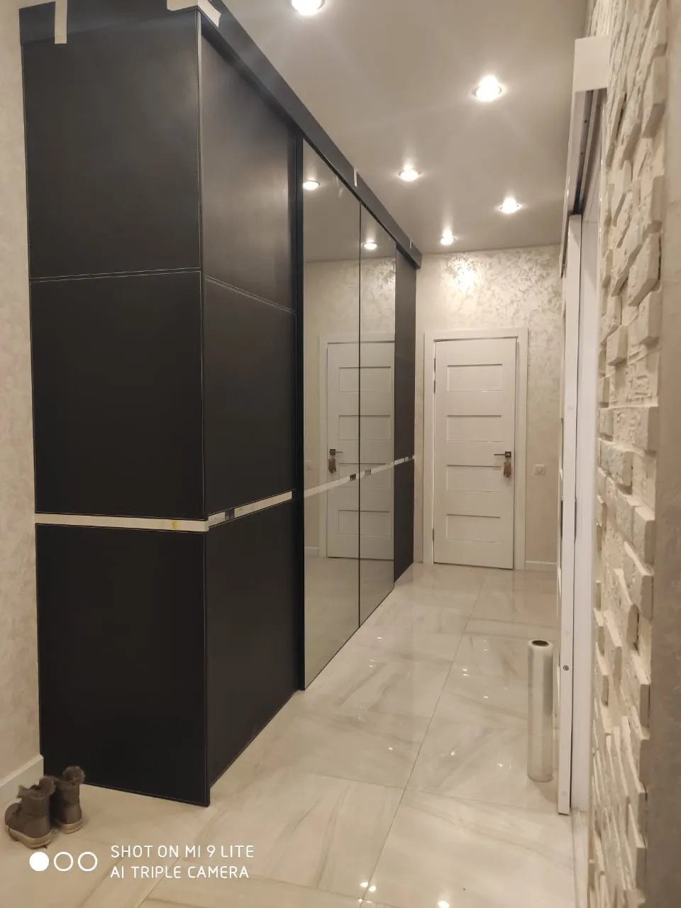 Беспрофильные зеркальные двери для шкафа-купе MIRROR Gintereo в  проекте коридора. Закажите двери для шкафа по своим размерам