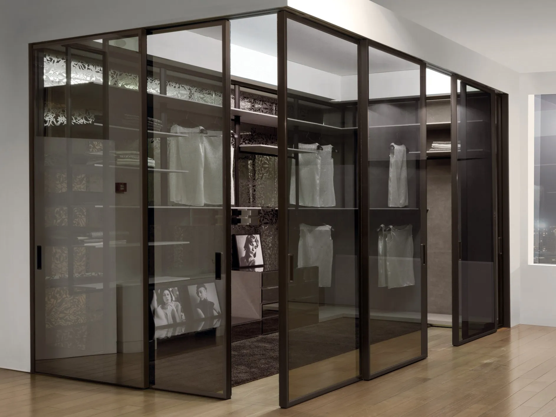 Проект гардеробной, отделенной межкомнатными перегородками из тонированного стекла. Заказать стеклянные перегородки Gintereo