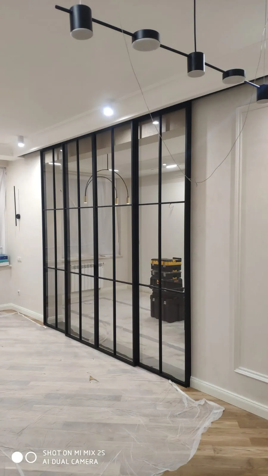 Стеклянная раздвижная межкомнатная лофт перегородка с черным профилем Gintereo. Купить по своими размерам на заказ в Москве