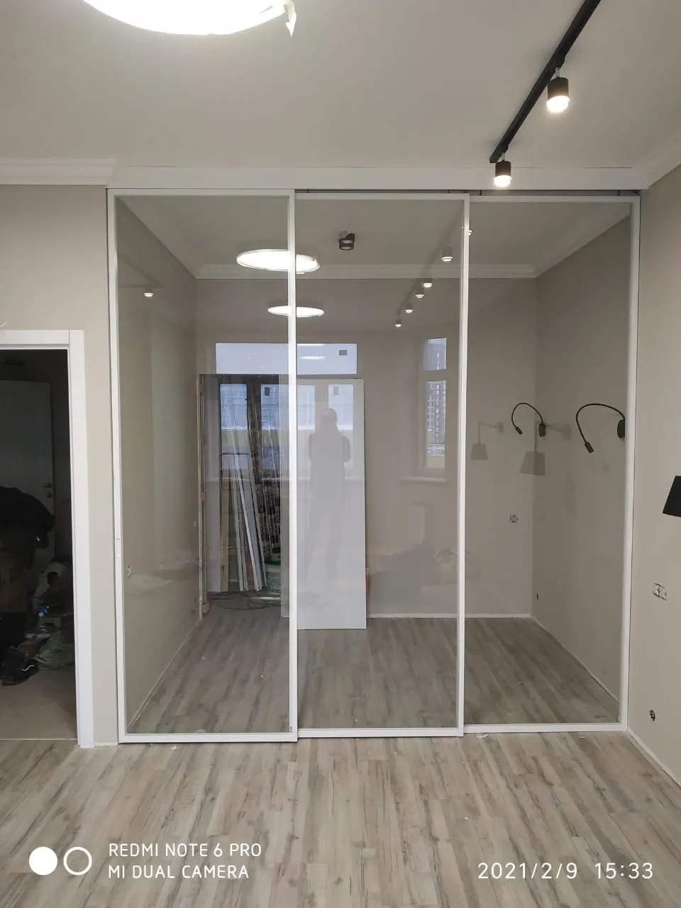 Раздвижная прозрачная перегородка из стекла от Gintereo. Купить стеклянную межкомнатную перегородку под заказ в Москве, СПБ