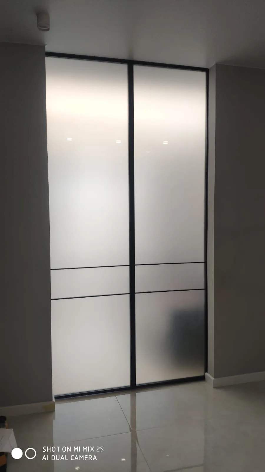 Распашная матовая стеклянная перегородка Gintereo в стиле лофт. Купить, заказать перегородку из стекла в Москве, СПБ